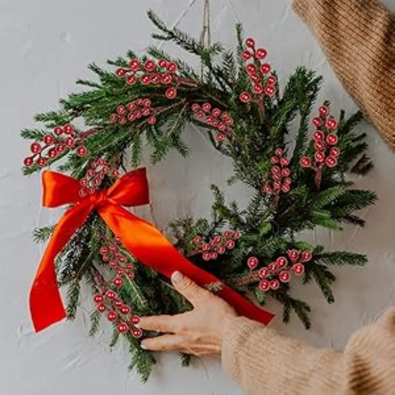 50er-Pack künstliche rote Beerenstiele mit Stechpalmenbeeren – realistische Weihnachtsbaumdekorationen aus Kunststoff für den Winter – Detail 1