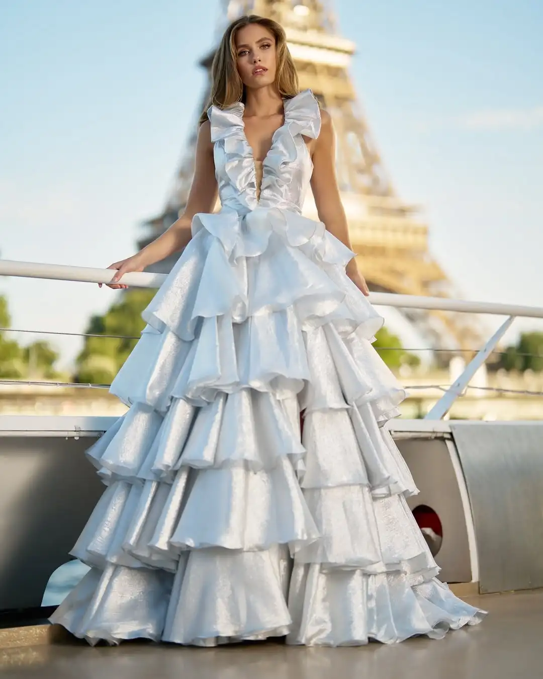 Elegant สีขาว A-Line Side Slit ชุดราตรีลึก V คอ Backless ซาตินชุดราตรียาวฉัตร Ruffled ชุดอย่างเป็นทางการ