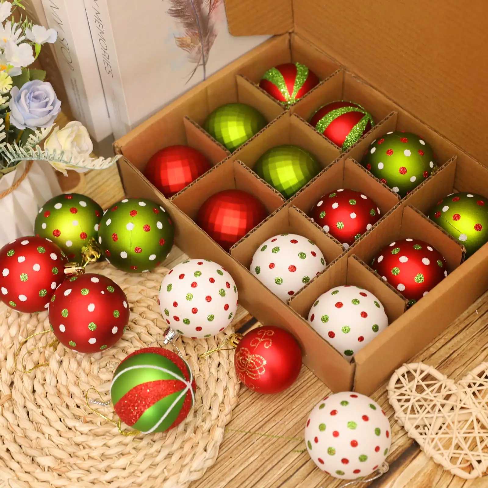 12개 크리스마스 볼 장식품 트리 장식 2.4인치 빨강 초록 색상 매달리는 크리스마스 트리 장식품 반짝이는 플라스틱 크리스마스 볼