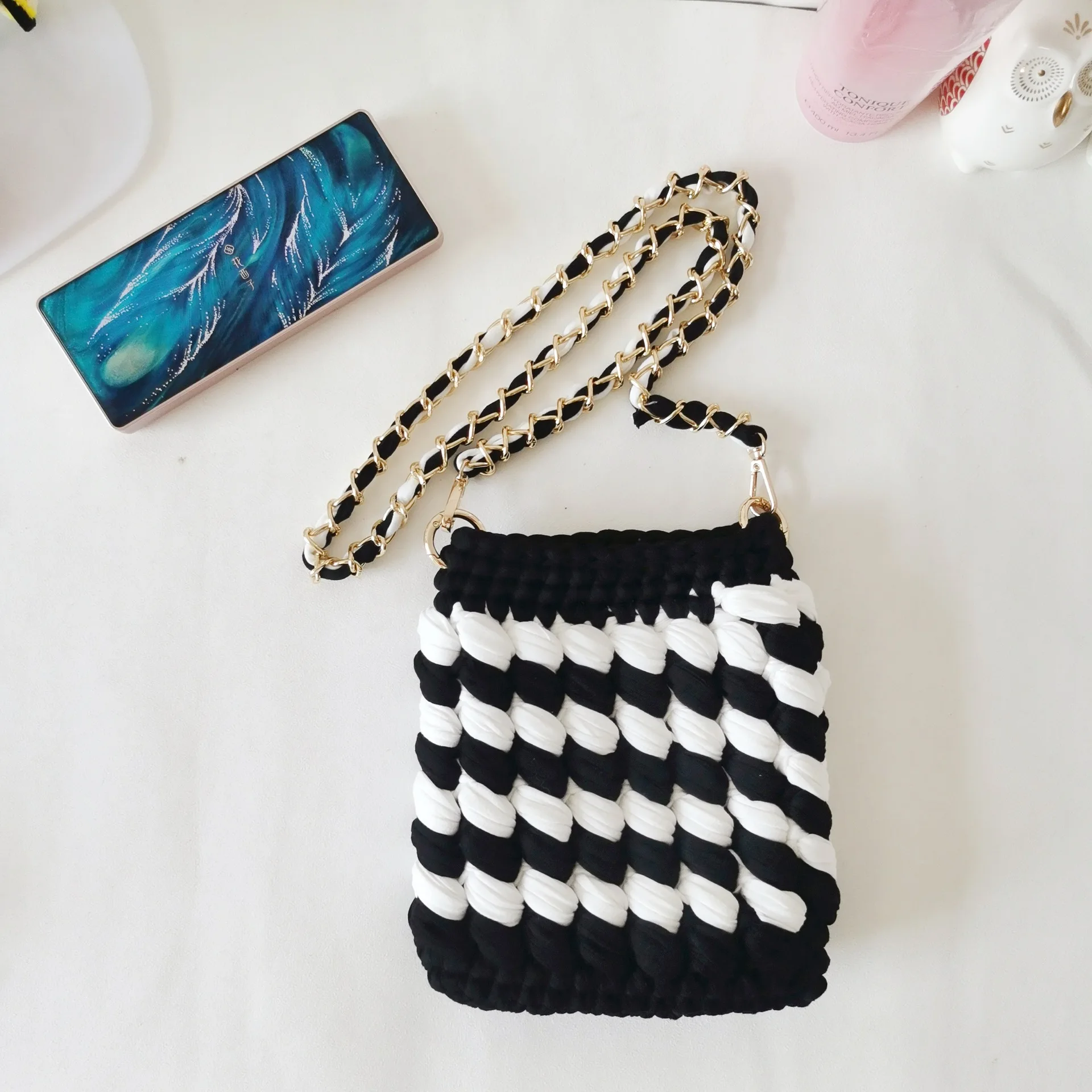 2024 New Black and White Spliced Mobile Phone Small Square Bag Cloth Bar Crochet Can Cross Diagonal Single Shoulder Chain Bag