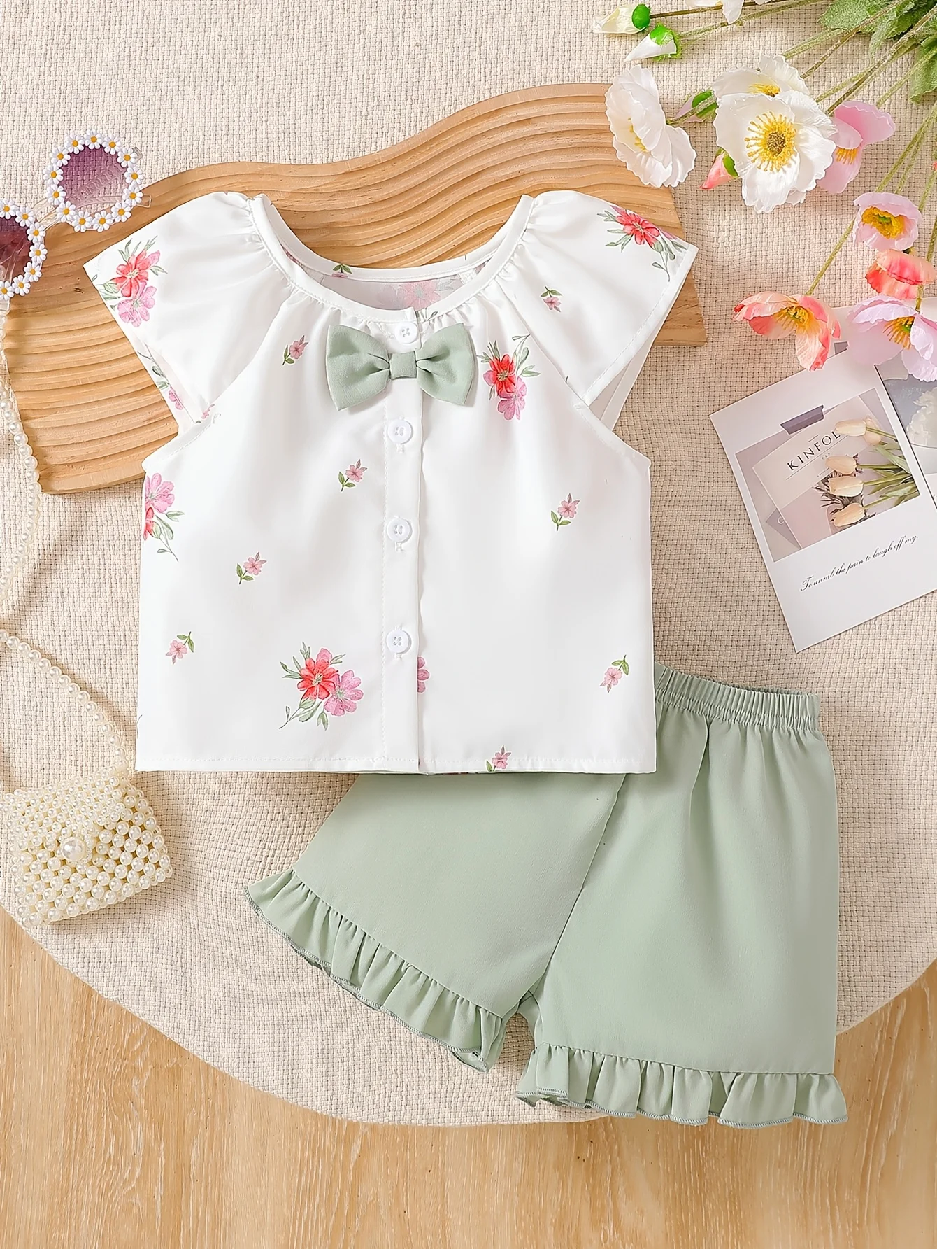

Комплект из 2 предметов для девочки: топ с цветочным принтом (рукава-крылышки + зеленый бант) и мятные шорты с рюшами | Подарок на День святого Валентина и День рождения