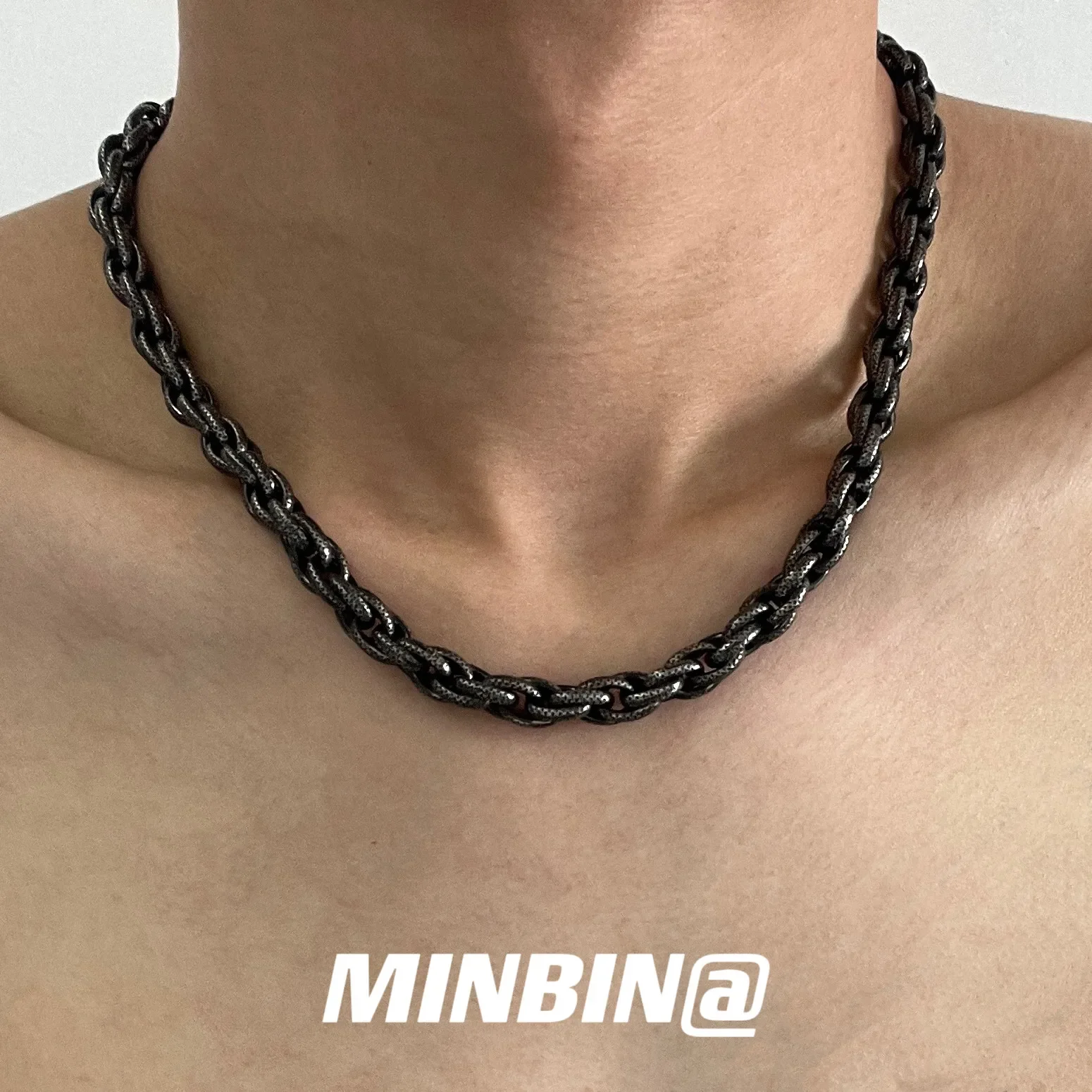 남성용 빈티지 뱀 패턴 블랙 트위스트 티타늄 스틸 목걸이, 유럽 및 미국 힙합 인 하이 스트리트 틈새 조명