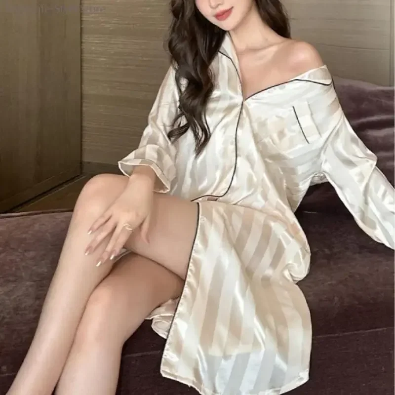 Nueva colección 2025 de camisones de seda de hielo con jacquard de manga larga para primavera y otoño, cárdigan con solapa, ropa de casa holgada de talla grande, camisones finos y sexys para dormir, conjunto de pijama de satén con encaje sexy para mujer, venta al por mayor directa de fábrica, precio mayorista asequible