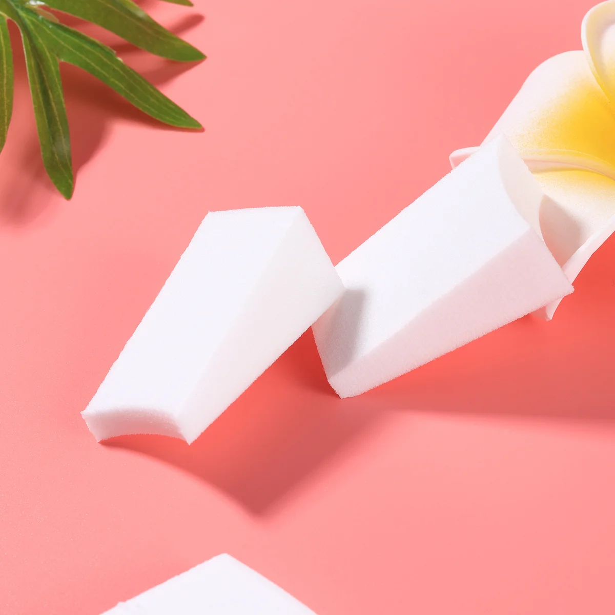 24 قطعة من مسحوق المثلث ذو الملمس الكثيف الناعم مثالي لكريم الأساس وأحمر الخدود بدون خياطة سريع الجفاف لبودرة الوجه