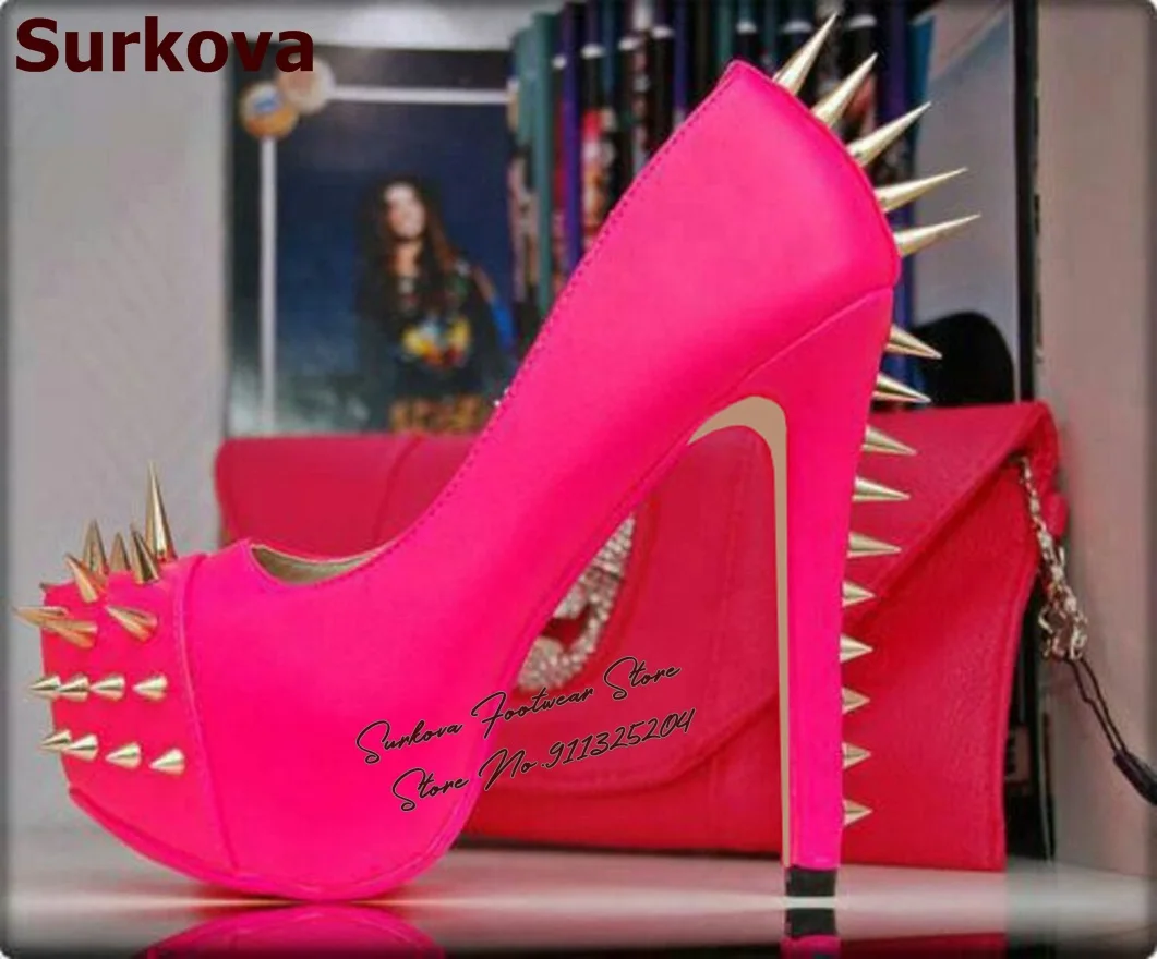 

Surkova, розовые зеркальные кожаные туфли-лодочки на высоком каблуке с длинными заклепками, модельные туфли на шпильке и платформе с металлическими шипами, обувь без шнуровки