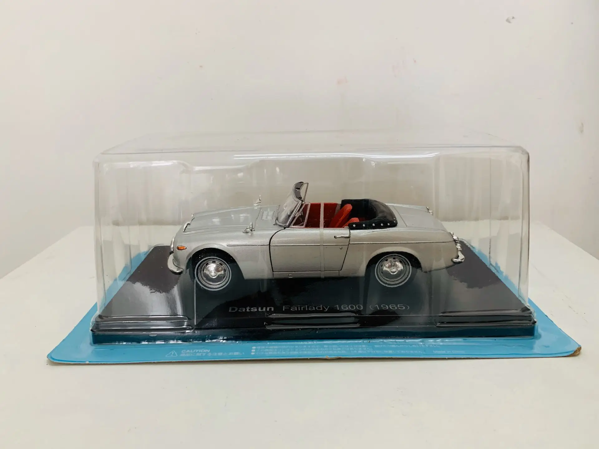 1:24 Scale Die-Cast Model Car Datsun Fairlady 1600 1965 2 Open Door New in Box