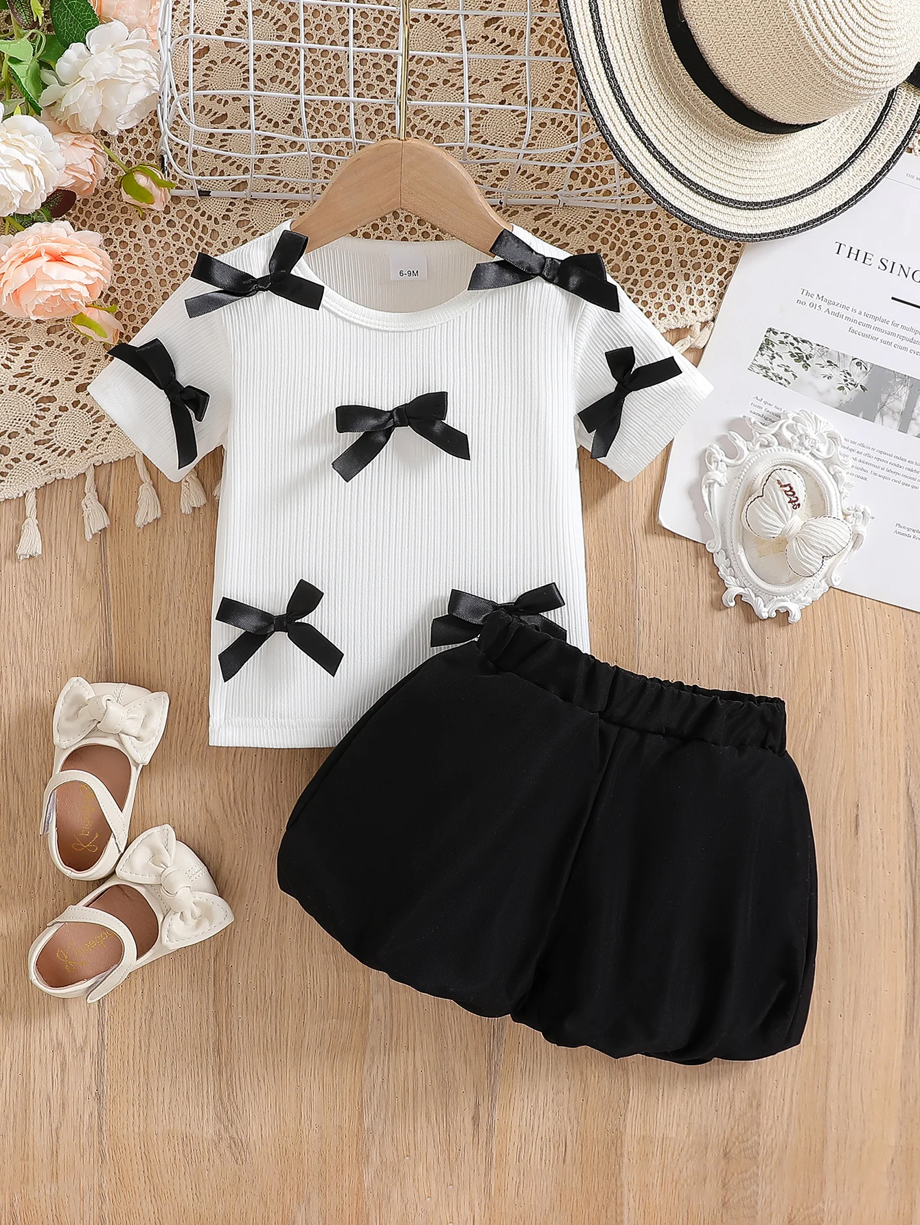 Baby-Set für Mädchen, Sommer, süß, cool, trendig, Rundhalsausschnitt, weißer Pit-Streifen, kurze Ärmel, Schleife, dekoratives Oberteil und schwarze Puff-Hose