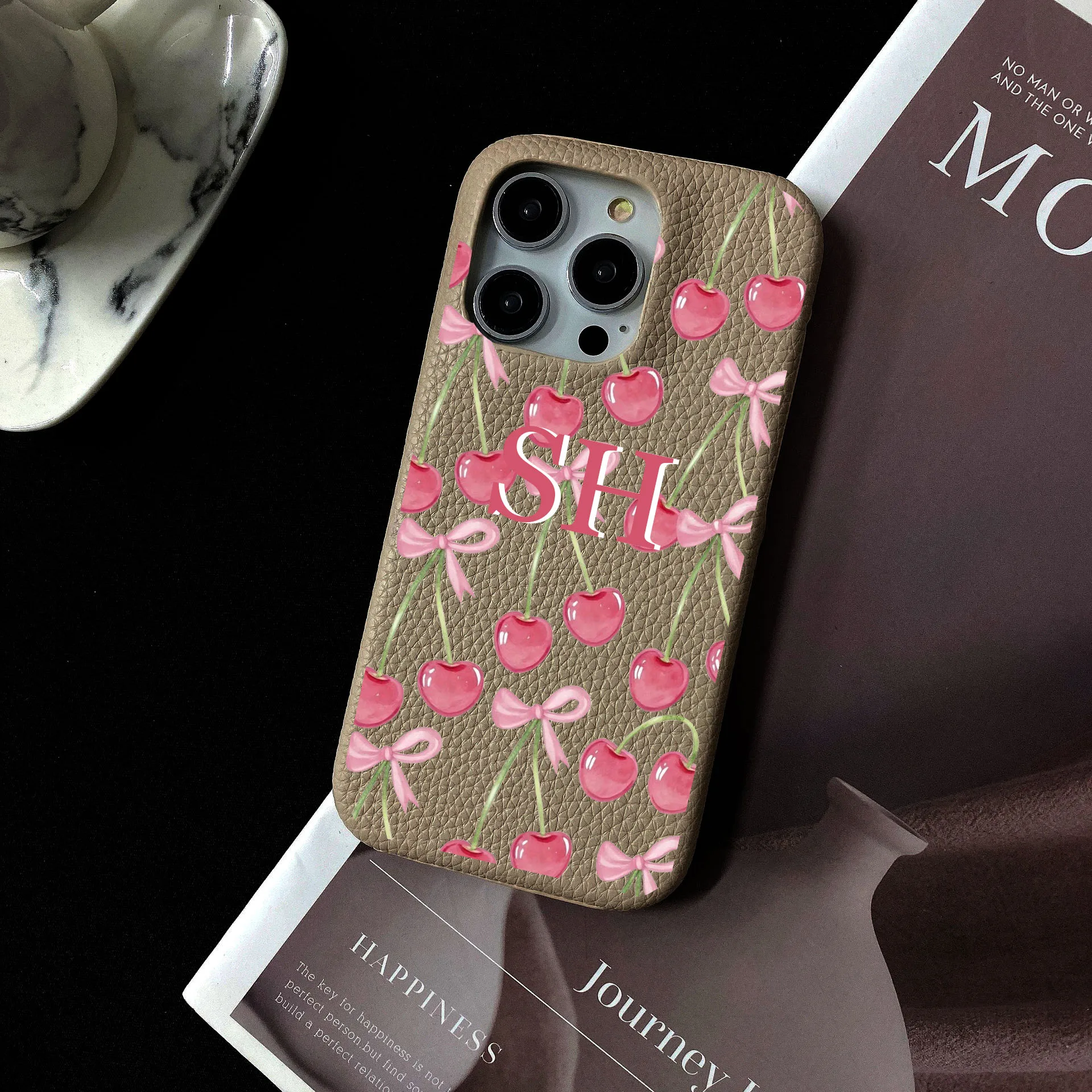 حافظة هاتف صلبة من الجلد بأحرف الاسم الأولي لهاتف آيفون 16 15 14 13 12 11 Pro Max XR Plus غطاء خلفي فاخر مخصص