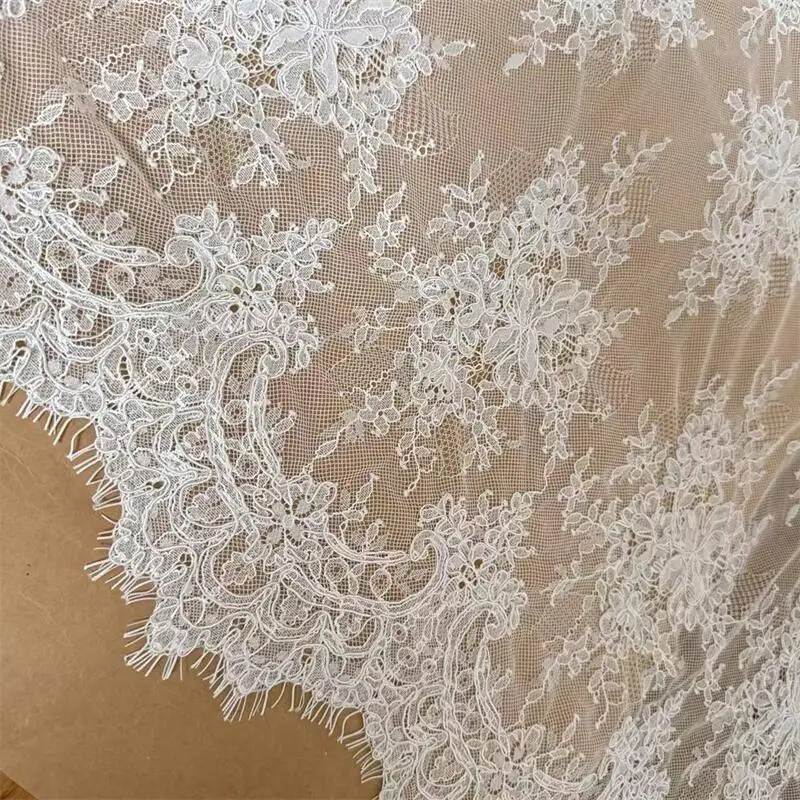 3M. Handgefertigter Spitzenstoff mit Kordelstickerei für Hochzeitskleider, DIY-Nähstoff aus weißer Spitze. Stoff für Brautjungfernkleider. – Detail 3