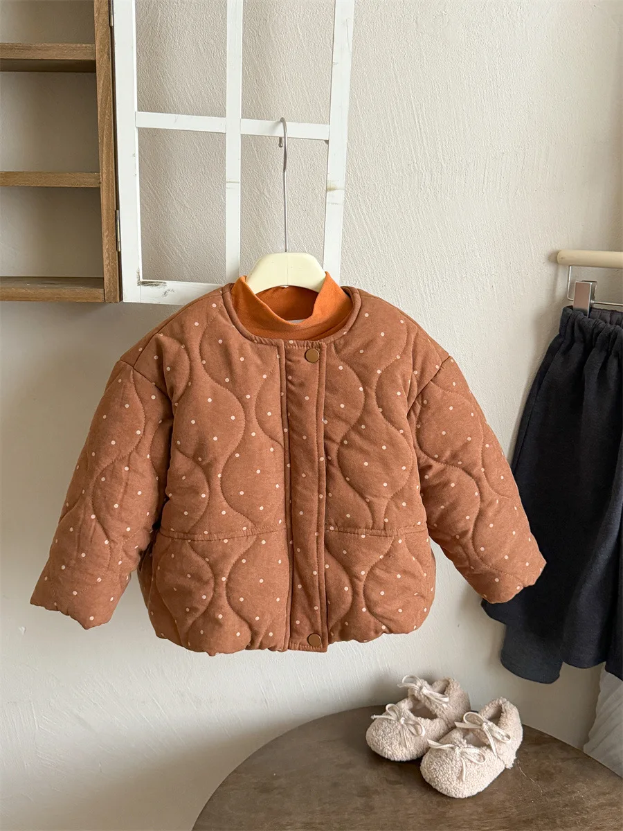 معطف شتوي قطني منقط للفتيات لعام 2025 منتج جديد من سلسلة سين النسخة الكورية فضفاض ومتعدد الاستخدامات