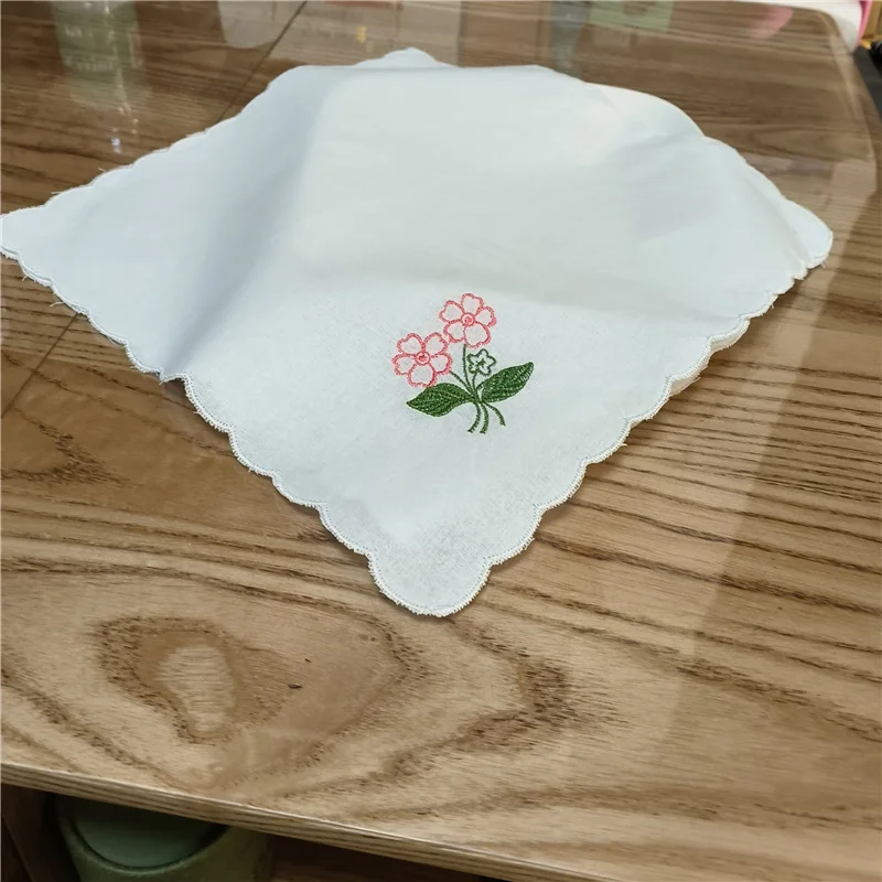 Noms et logos brodés sur serviettes et mouchoirs