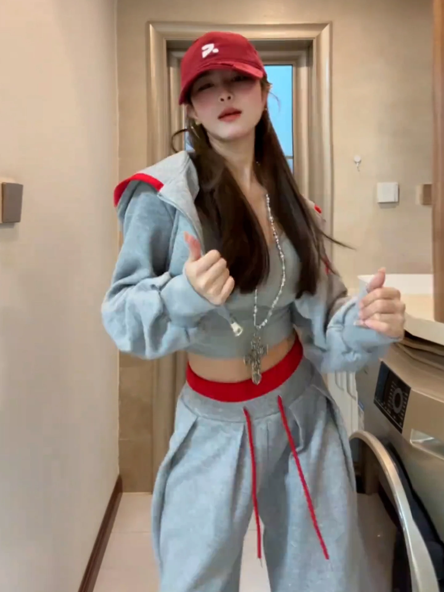 طقم نسائي أنيق للخريف مكون من سترة رمادية بقلنسوة وبنطلون واسع الساق بخصر مرتفع وتصميم برباط #3