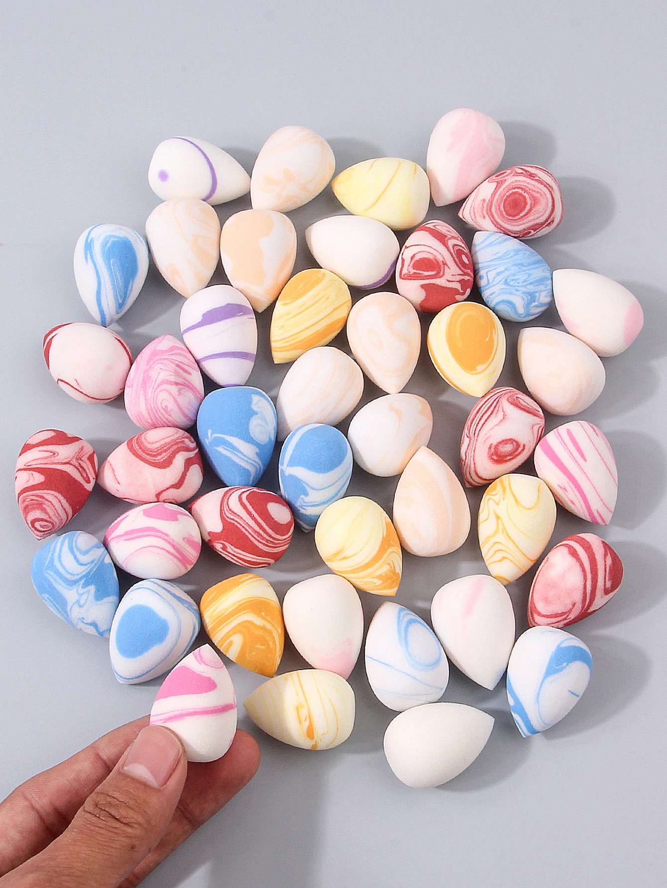 Marmerpatroon 40-delige mini-make-upsponsset, veelkleurige make-upmengspons voor vloeistof/crème/poeder, nat en droog, met opslagpot