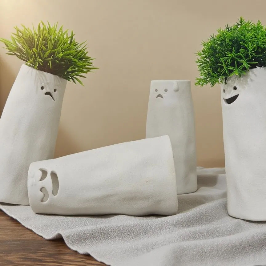 CAPIRON 14.5cm Bud Vase for Dried Flower Smile Thinking Small Vase Ceramic Matte White Desktop Shelf Decoration