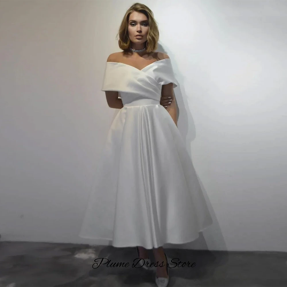 ชุดแต่งงานแบบเรียบง่ายสไตล์คลาสสิกทรงเอไลน์ผ้าซาตินแบบสั่งตัดพิเศษ พร้อมดีไซน์เปิดไหล่ คอวีหรูหรา จับจีบระบายสวยงาม