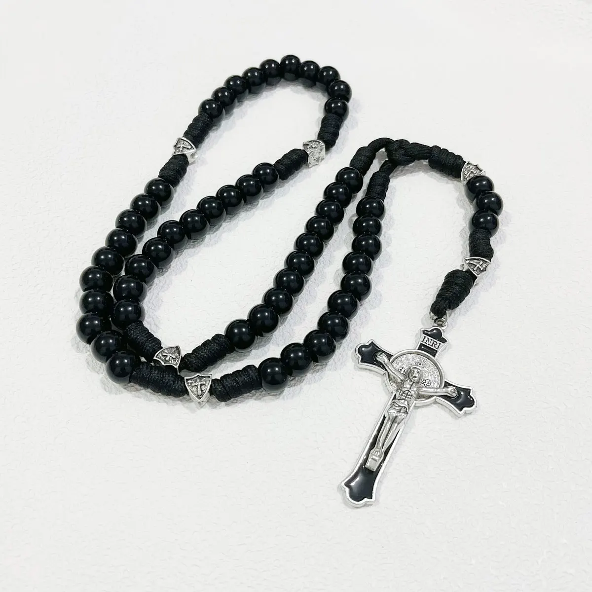 Terço de Paracord preto de peça única com contas de acrílico de 12mm, colar de terço católico com cruz trançada e entrelaçada.