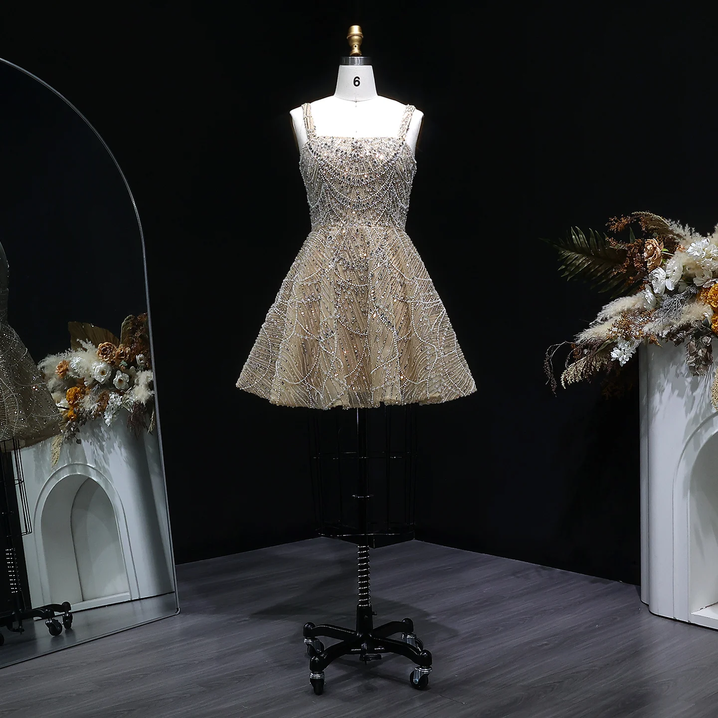 Sharon Said Dubai Hochwertiges Silbernes Kurzes Abendkleid mit Spaghettiträgern, Schwer Perlenbestickt, Arabische Damen Hochzeits- und Partykleider SS649 Maßanfertigung – Detail 6