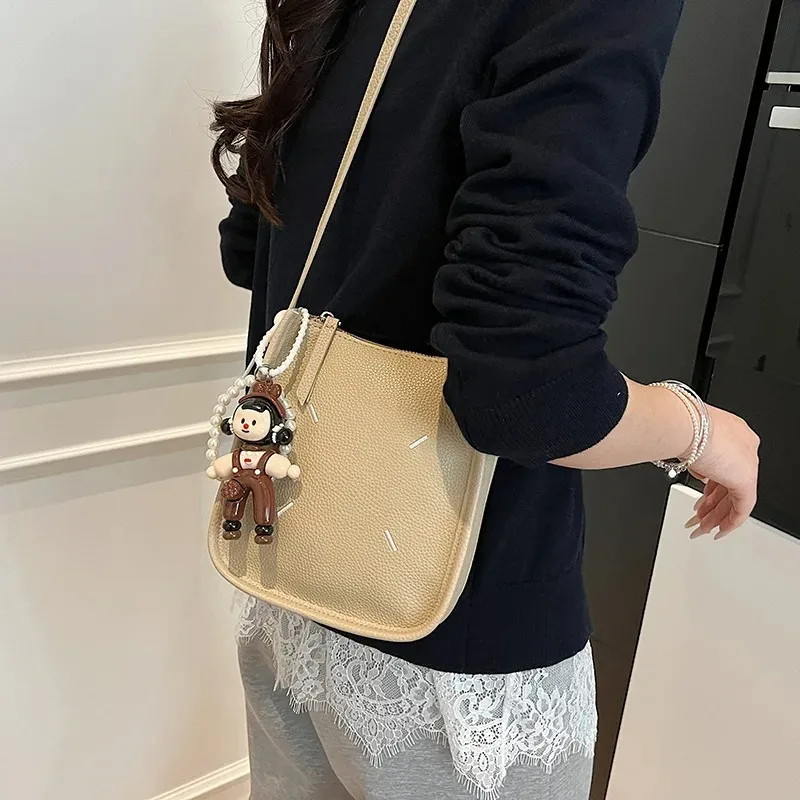 

Новая кожаная женская сумка 2025 года, трансформируемая сумка через плечо, однотонная сумка с подвеской