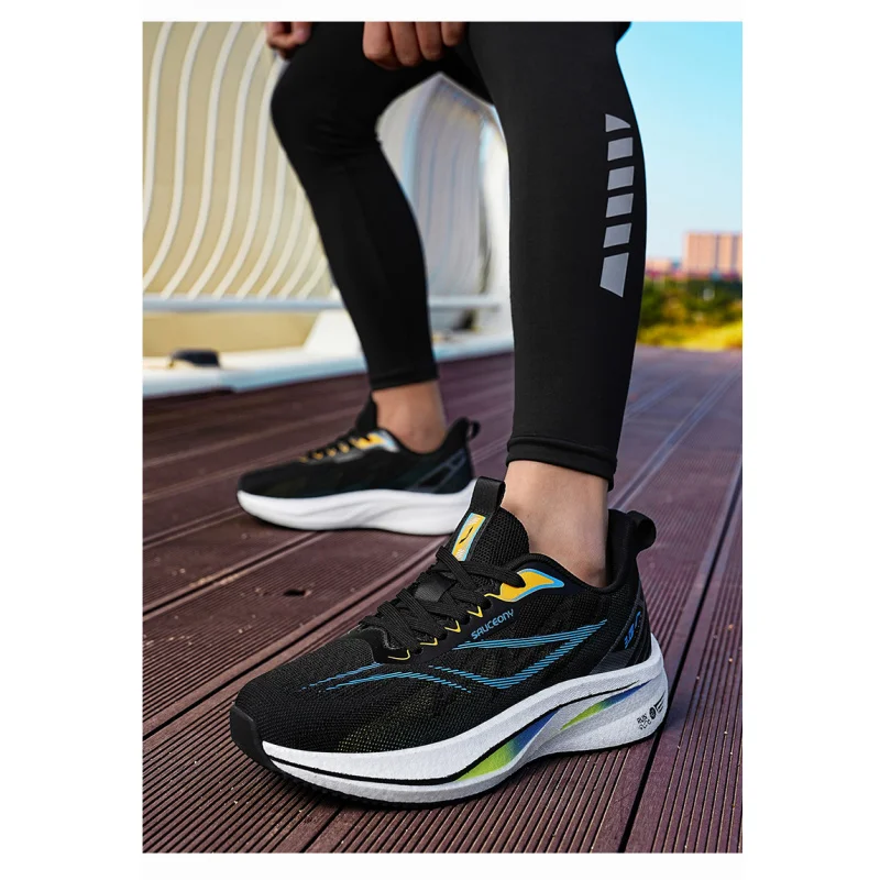 Tênis de corrida de novo estilo de verão para adolescentes, sapatos de malha respiráveis e resistentes a odores, sapatos masculinos leves de sola macia, terno