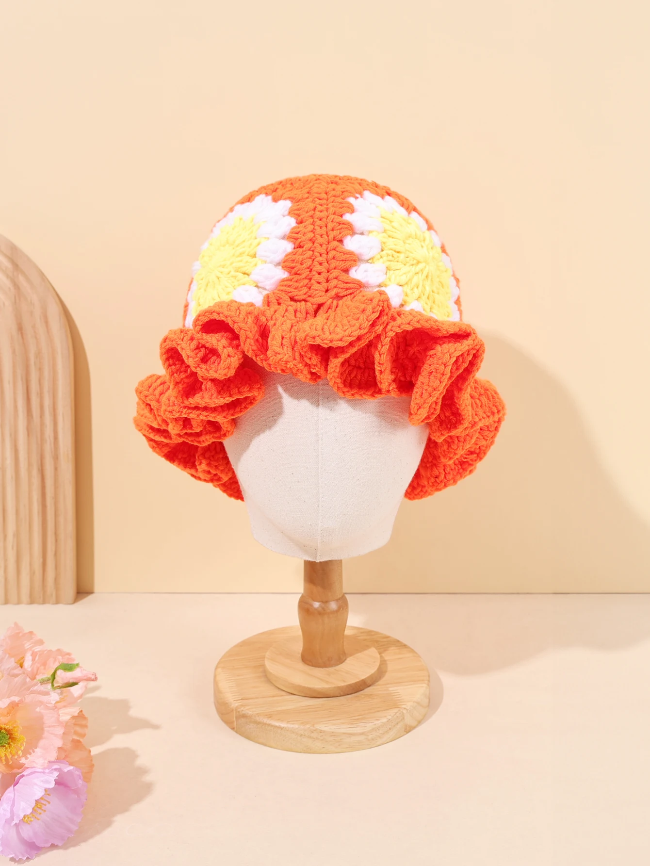 1 chapéu balde de crochê feito à mão laranja vintage com quadrados florais de avó e bordas com babados, perfeito para uso diário