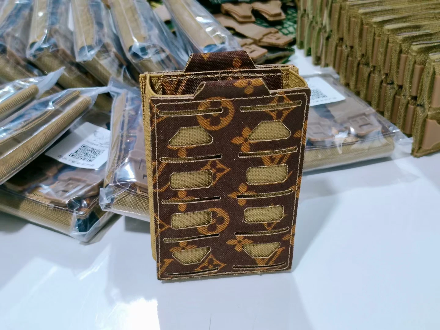 

Haiou Открытый мобильный телефон Эластичная поясная сумка для хранения Qui Release Крепежная полоса Molle Комбинированная камера Дорожное снаряжение