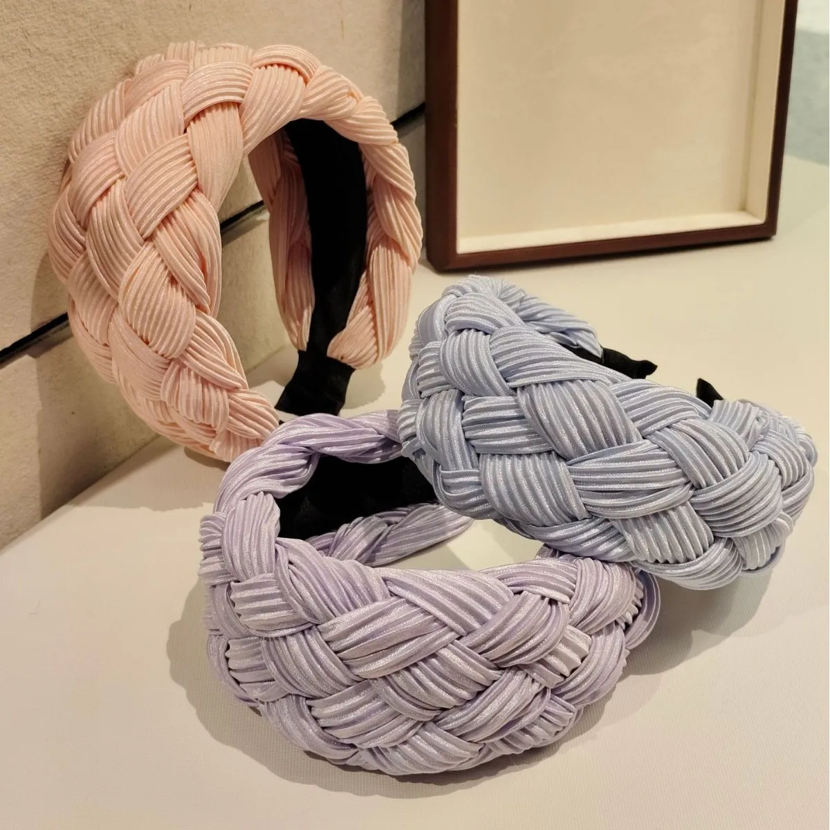 

Women Headpiece Braided Satin Cloth Hairband 2026 Wide Padded Non Slip Teethed Hair Hoop for Lady Black White Headband