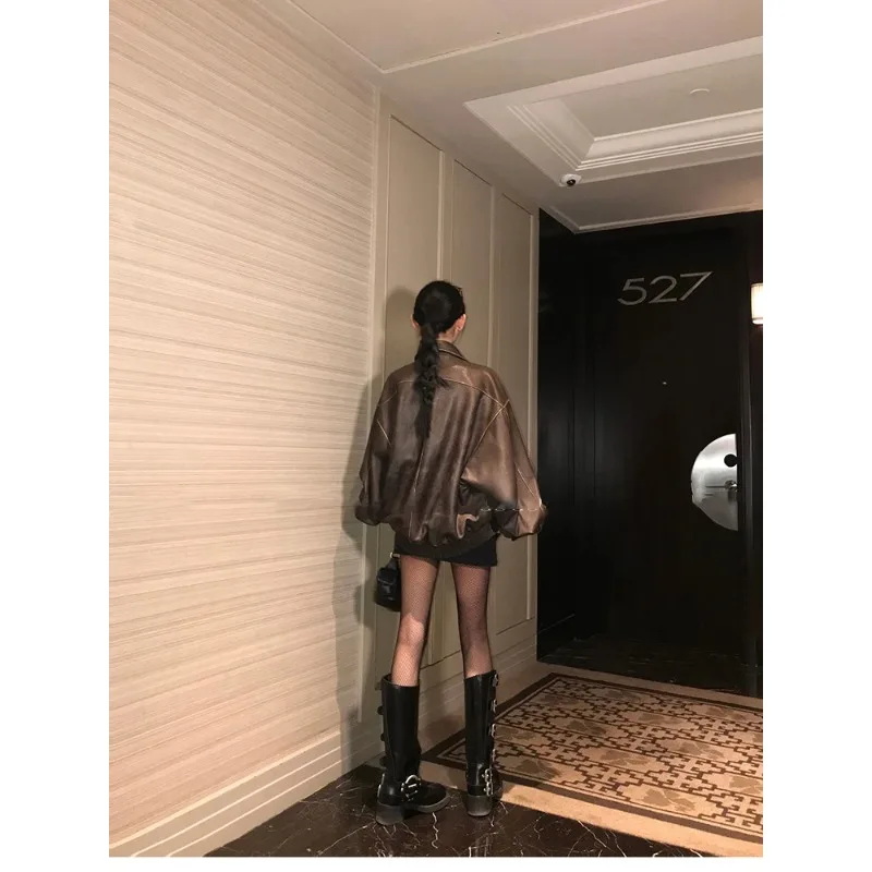 春秋のクールでハンサムなレトロなオーバーサイズのダメージ加工ブラウンソフトフェイクレザージャケット女性用ジッパーランウェイファッション