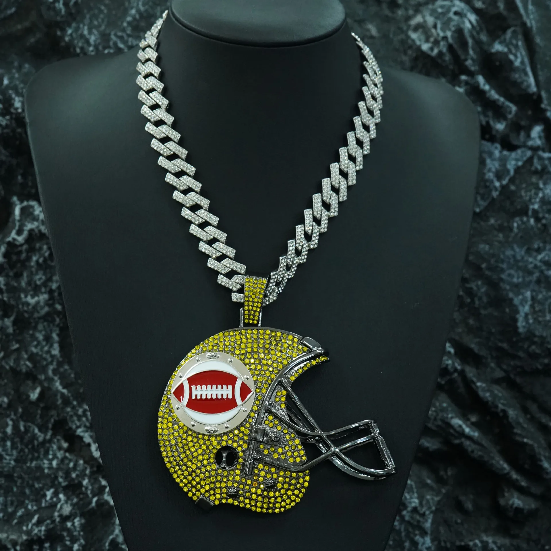 

American Football Helmet Pendant Necklace Heavy Duty Alloy Sports Fan Jewelry Men's Statement Hip Hop Accessory