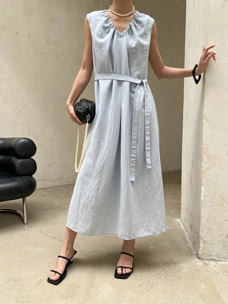 Sommerliches Damenkleid in unifarbenem, plissiertem Design mit V-Ausschnitt, Schnürung an der Taille und schlankmachendem, ärmellosem Schnitt. – Detail 3