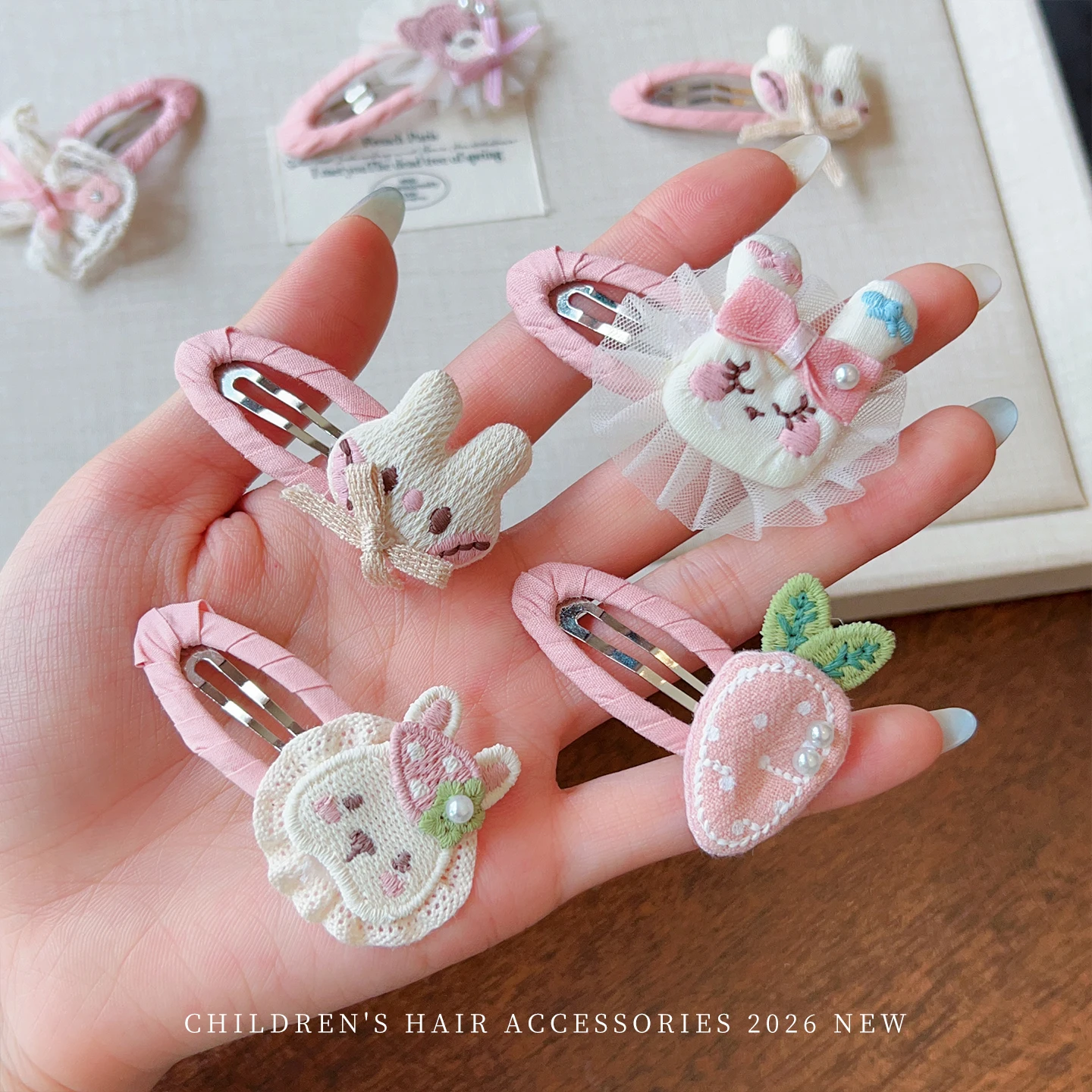 2026 Neu 2 Stück/Set Bestickte Cartoon-Haarspangen Süße Rosa Schaf-Bär-Kaninchen-Haarklammern ohne Haarschäden für Babymädchen und Kleinkinder – Detail 2
