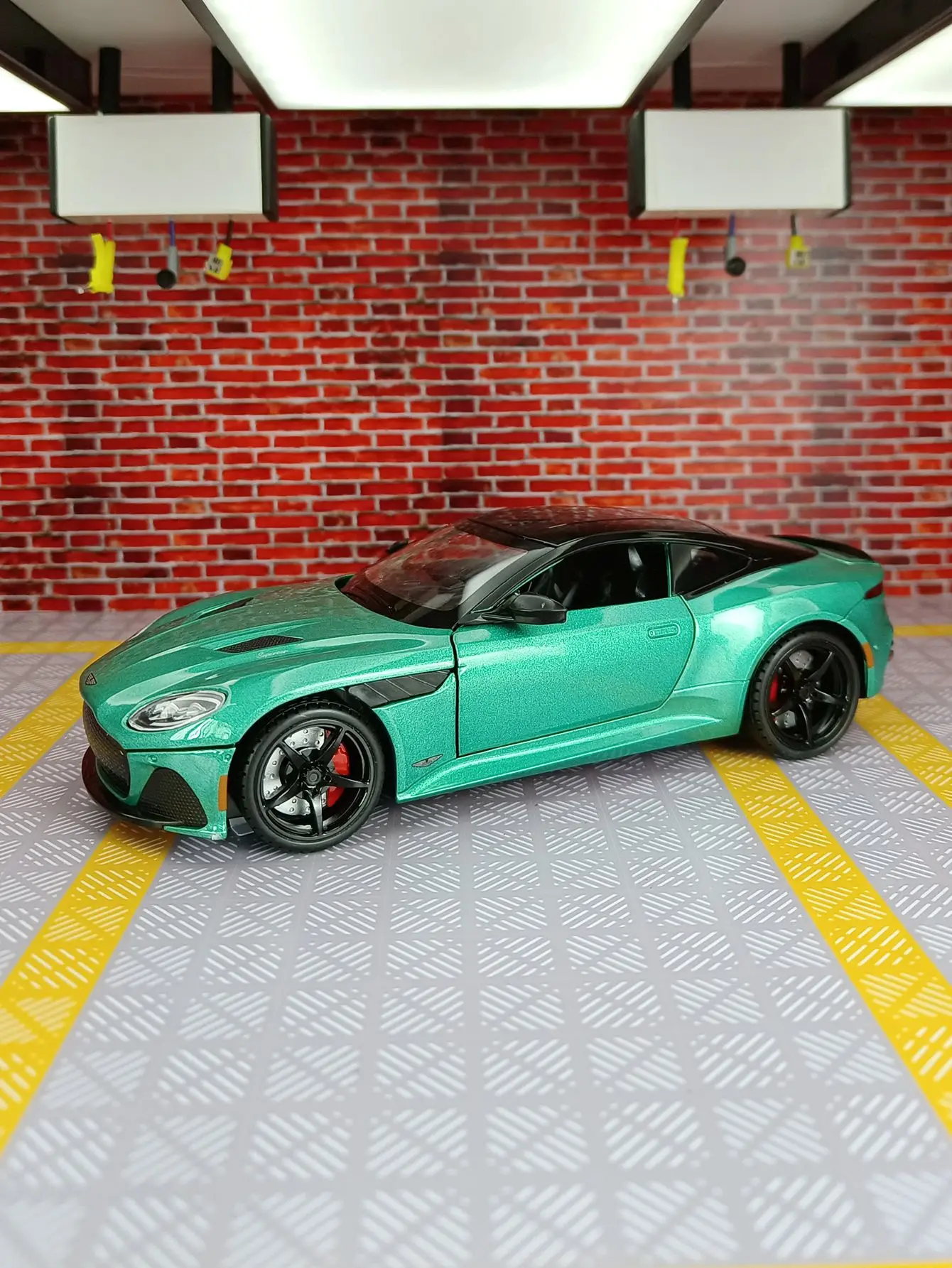 1:22 simulation Aston Martin DBS alloy supercar model, doors and engine hood, trunk can be opened