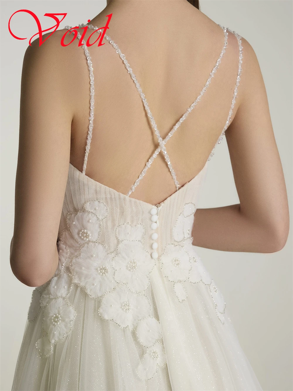 Abito da sposa elegante in organza bianca personalizzato Squisito scollo a V senza spalline Festa nuziale Bottoni da sogno Abiti da sposa posteriori