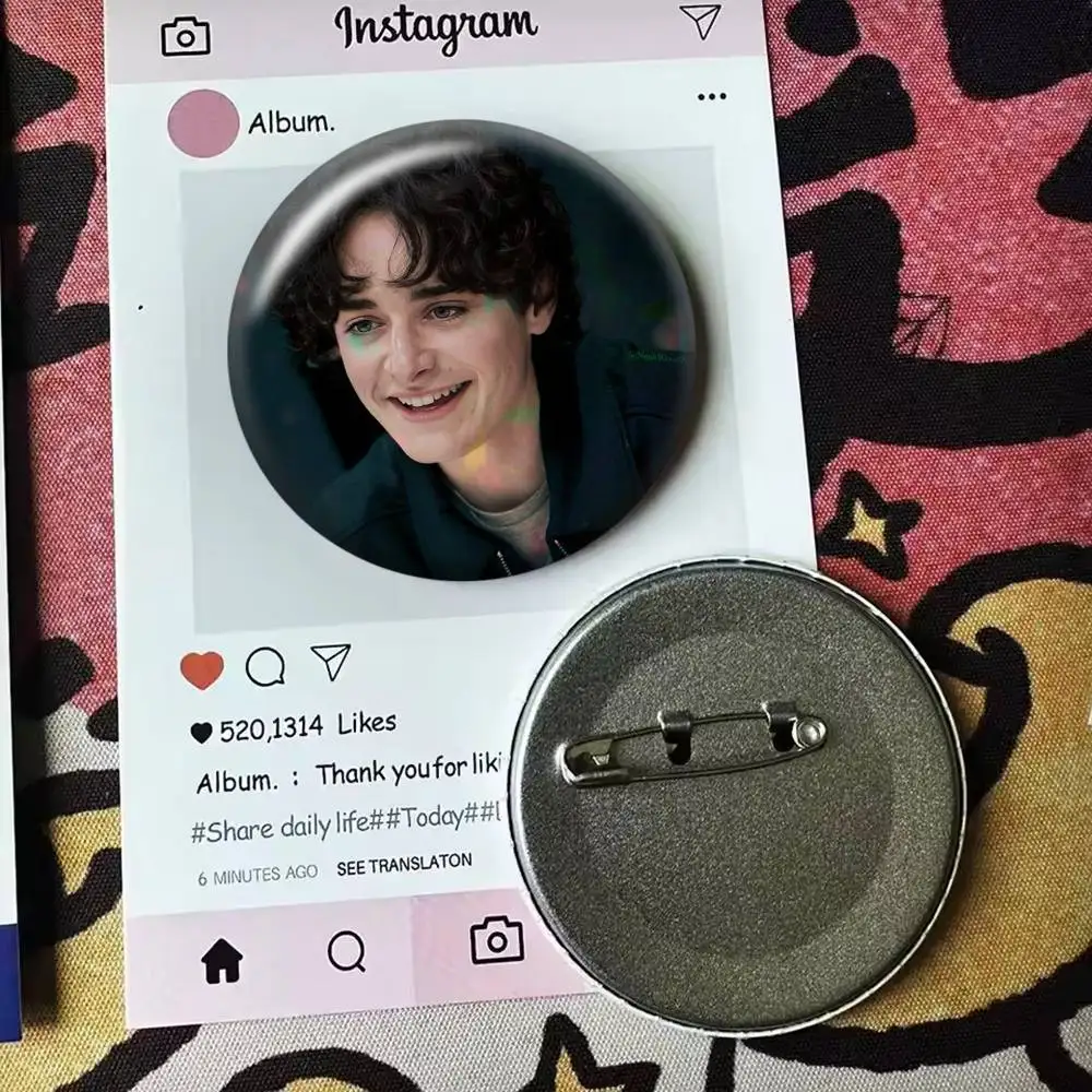 W-Will Noah Schnapp   Badge 25 32 44 58 75 mm Round Fans Collect Friends Gifts Brooch Souvenir