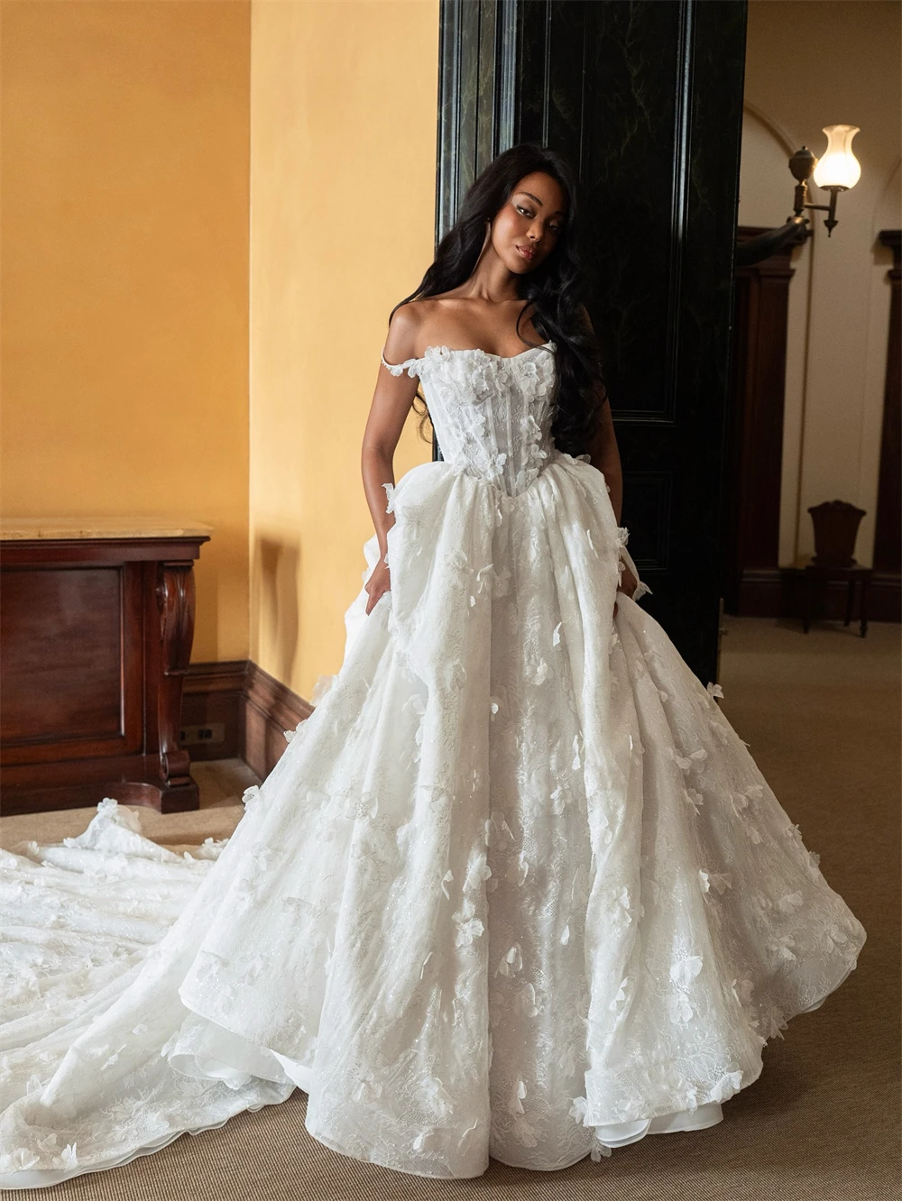 

Customized Sexy White Organza Wedding Dress Formal Sweetheart Sleeveless Bridal Gown Dreamy A-Line Chapel Train Vestido De Novia