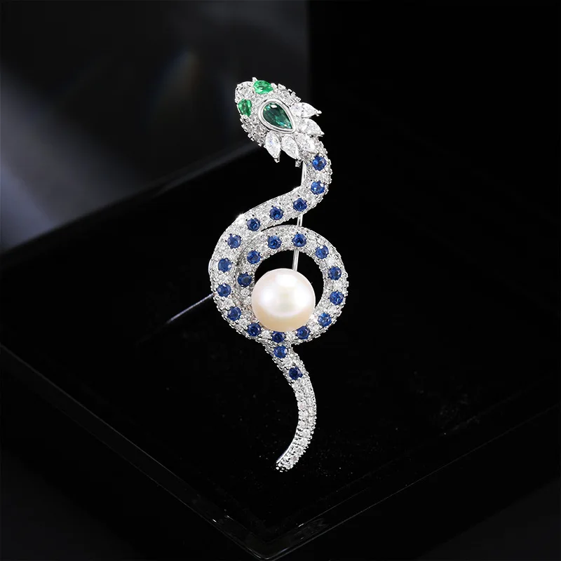Spilla a forma di serpente spirituale Delicata zircone Personalità Creativa Zodiaco Spilla per cappotto con perle d'acqua dolce ad alto senso
