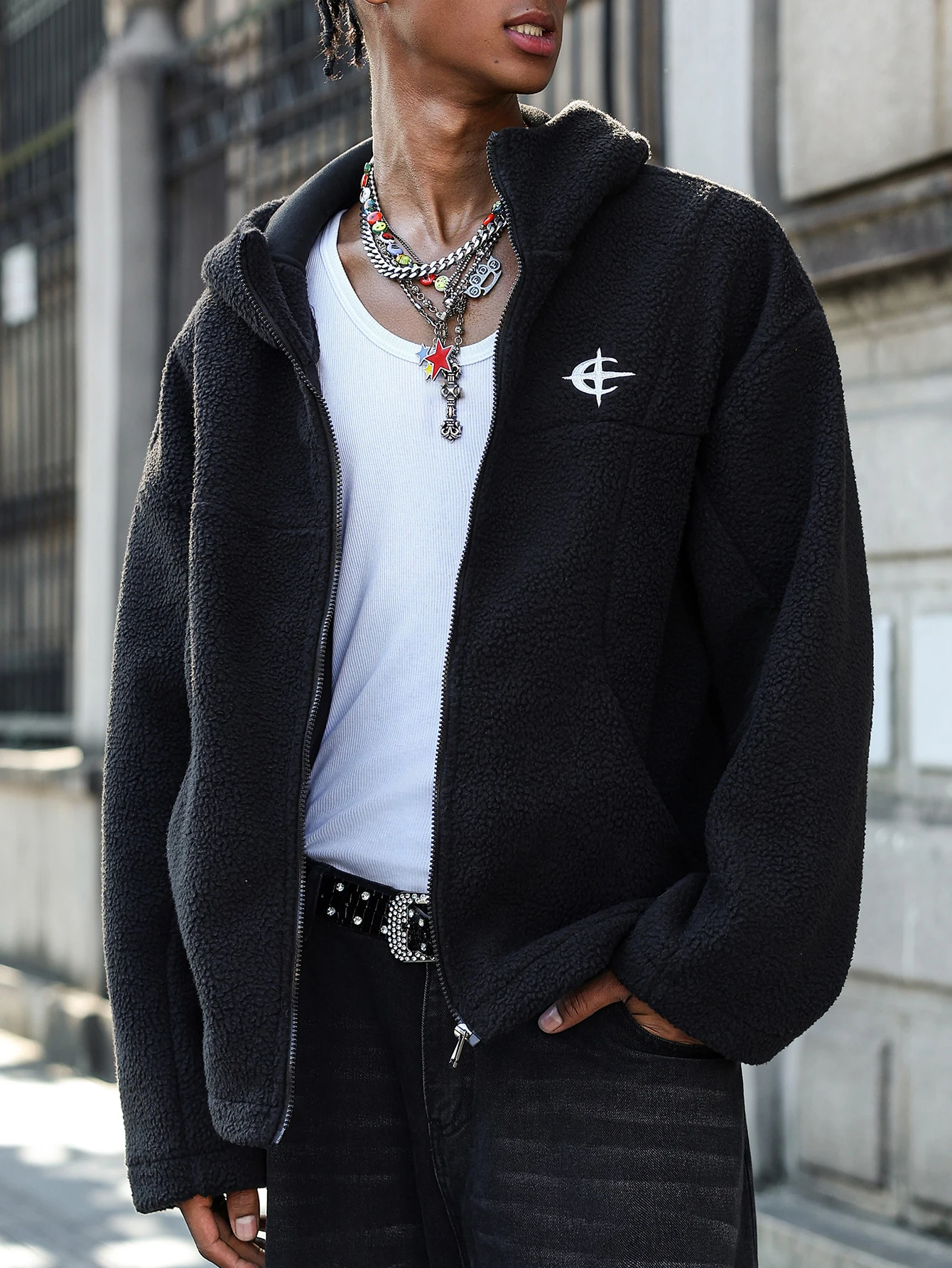 

Мужская куртка-шерпа большого размера — флисовый материал, вышитый логотип и скрытые карманы, удобная модная одежда для повседневного ношения