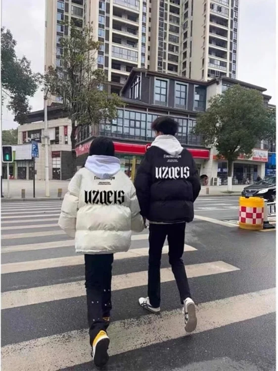 

Утепленная хлопковая куртка свободного кроя с воротником-стойкой и буквенным принтом для полных женщин