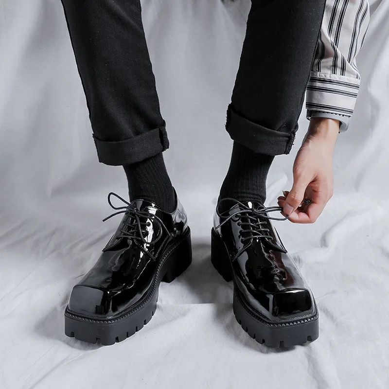 Sapatos masculinos de alta qualidade com cabeça quadrada, sapatos de design de nicho para homens, sapatos de luxo, estilo britânico, sola grossa, sapato casual de couro