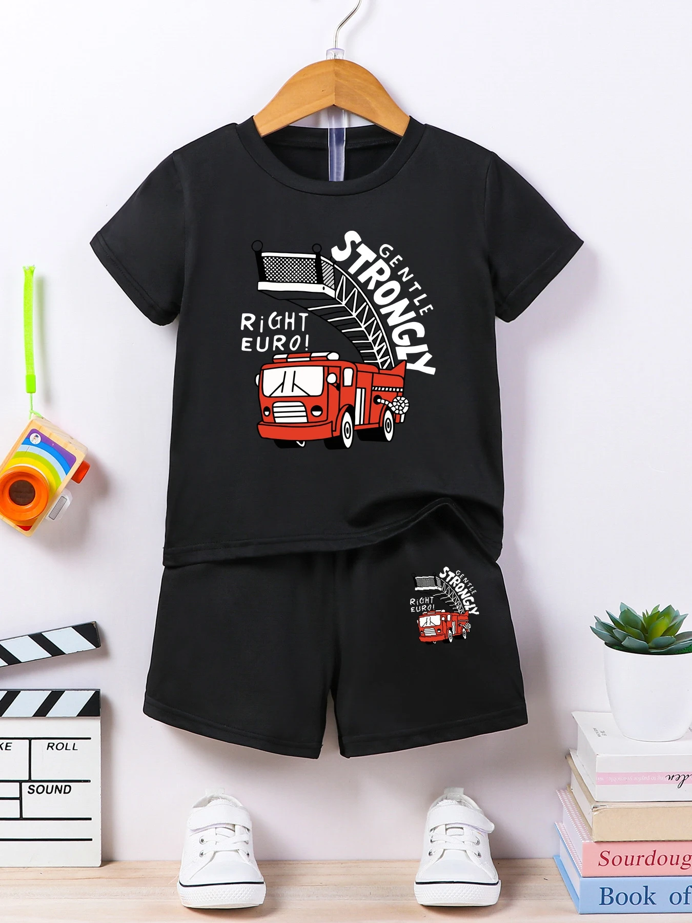 

2 предмета: Летний повседневный комплект для мальчиков — футболка и шорты с принтом «Пожарная машина»