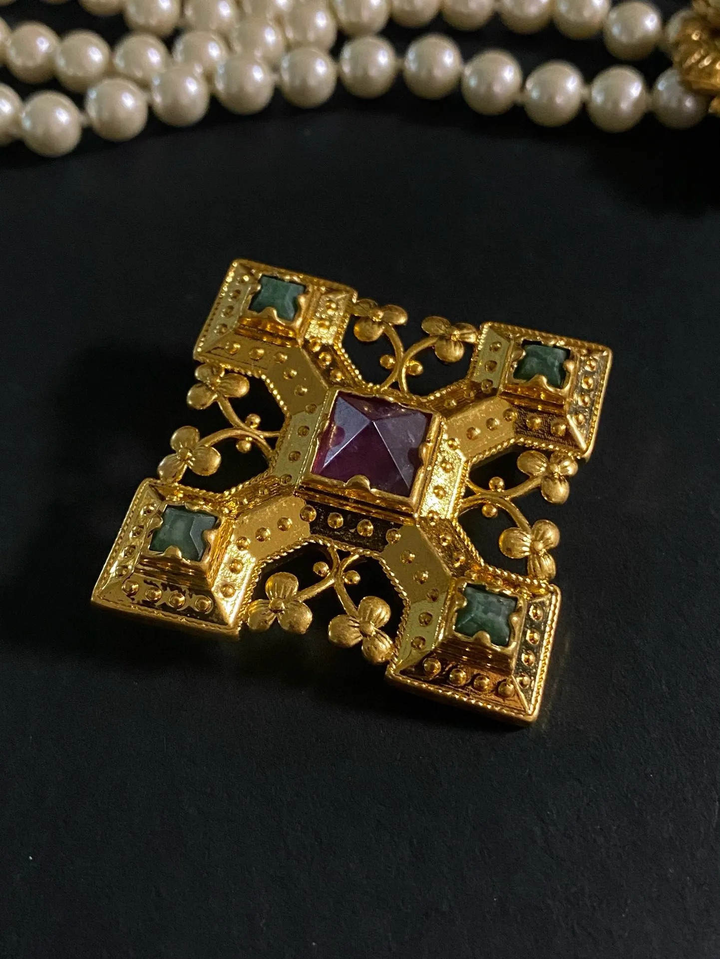 

A square brooch inlaid with natural stone can be used as a necklace pendant