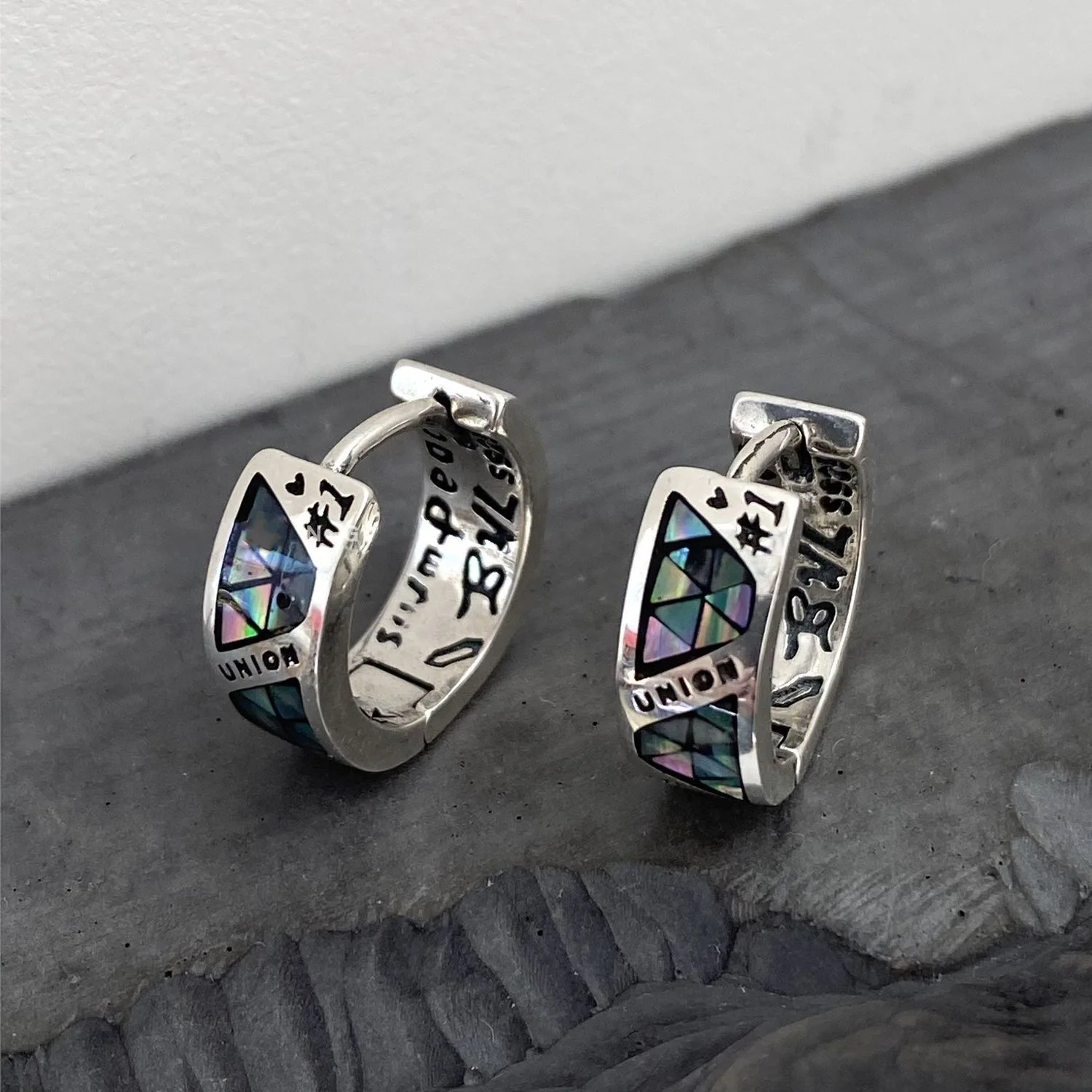 Pendientes Unisex Punk con Diseño de Graffiti y Smiley, Aros Geométricos Plateados con Concha, Joyería Urbana para Oreja