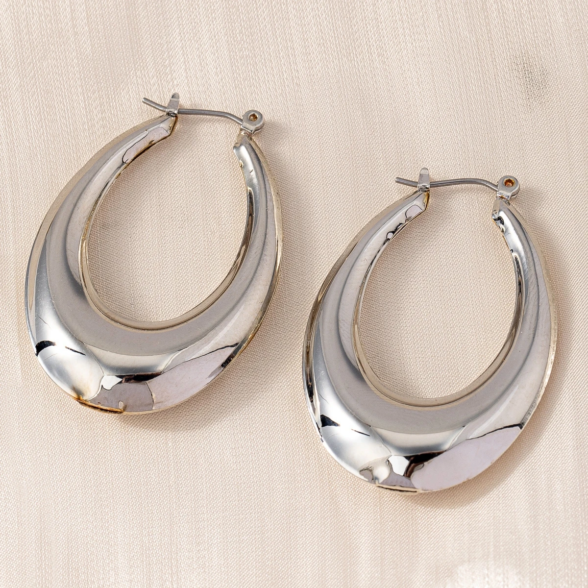 Women's Hoop Earrings with a Smooth Surface and Welded Design, Simple Hoop Earrings Suitable for Daily Wear and Parties image 2