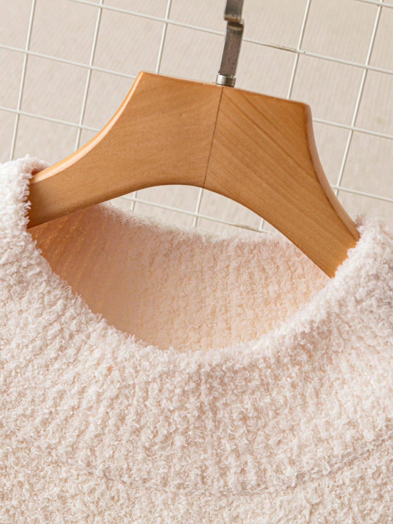 เสื้อกั๊กไหมพรมผู้หญิงสีเบจทรงโอเวอร์ไซส์ แขนกุด คอกลม ผ้ามีเท็กซ์เจอร์ ทรงหลวม