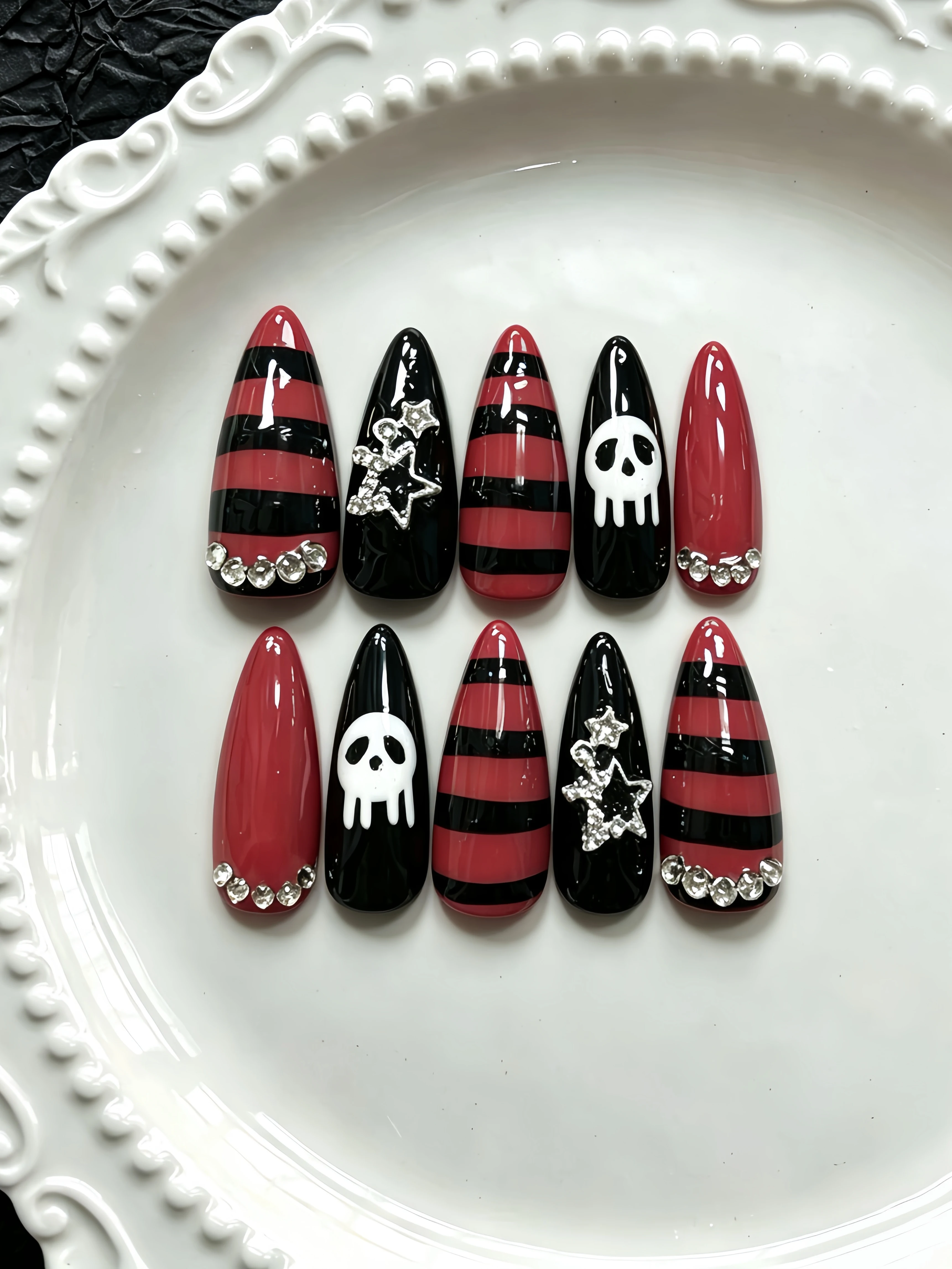10-Piece Set of Long Waterdrop-Shaped Wearable Nails, Black and Red Striped Contrasting Color Skull Rhinestone Embellishments, Halloween-Themed Style, Mature and Spicy Punk Style Nail Art, Unique and Personalized Fake Nails