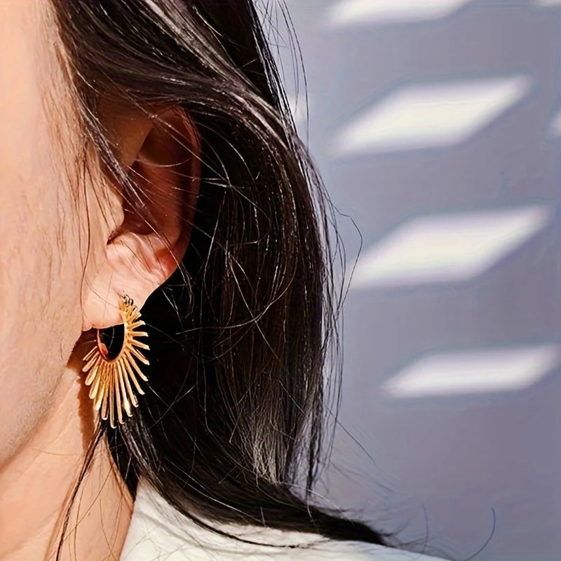 Metal Sun Flower Retro Earrings Female Light Luxury Senior Sense Exaggerated Fan Ear Buckle Attendance Cocktail Stud Fan