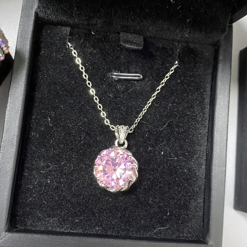 

MDL Moissanit. StyleNew High-end 10 Carat Superhero Violet Luxury Pendant Female 18k Plated