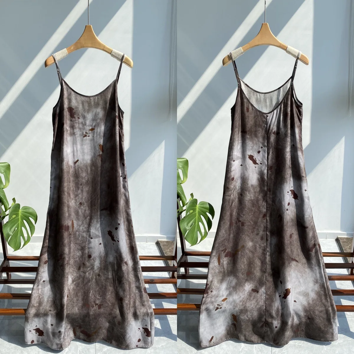 Literair en retro, gevlekt en vuil, koperen ammoniakzijde middellange en lange jarreteljurk vuile printstijl