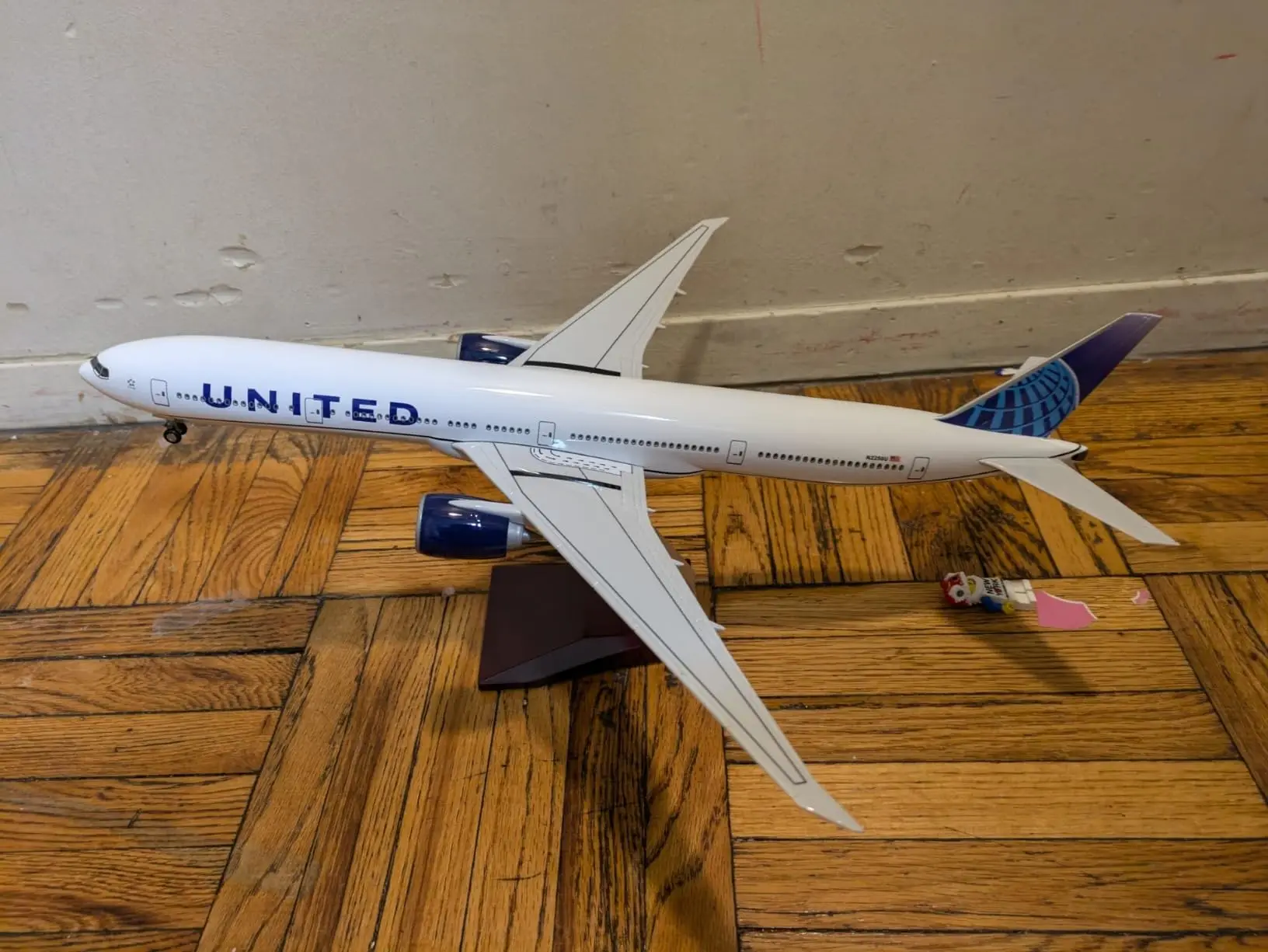 modele-d'avion-united-airlines-b787-43cm-echelle-1-130-kit-d'avion-en-resine-moulee-sous-pression-avec-lumiere-led-accessoires-de-bureau