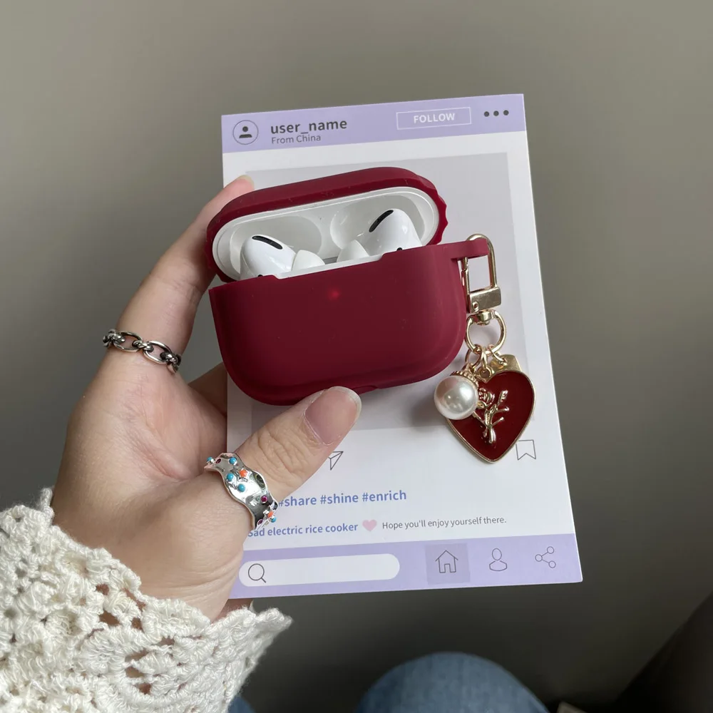 Weinrotes Silikon-Kopfhörer-Etui für AirPods 5 Pro3 2025 Hülle mit Haarball-Kirsch-Schleife Schlüsselanhänger für AirPods 2 3 4 Pro Weiche Hülle – Detail 4