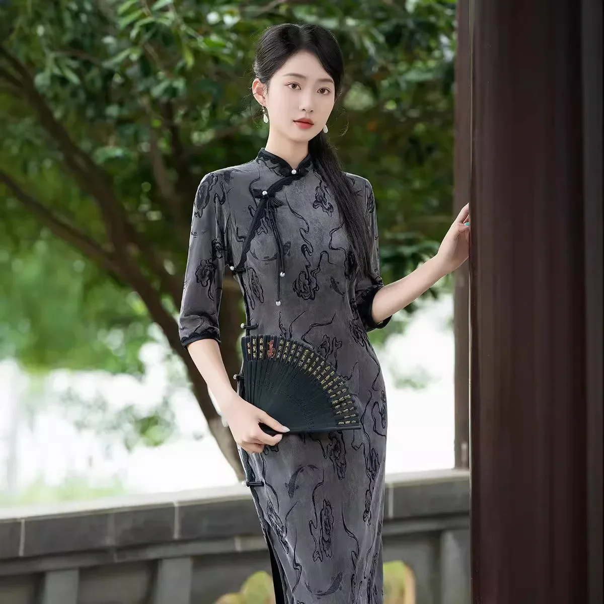 

Бархатный Cheongsam 2024, осенний длинный стиль, улучшенный для молодых девушек, модный и высококачественный элегантный и ретро Cheongsam
